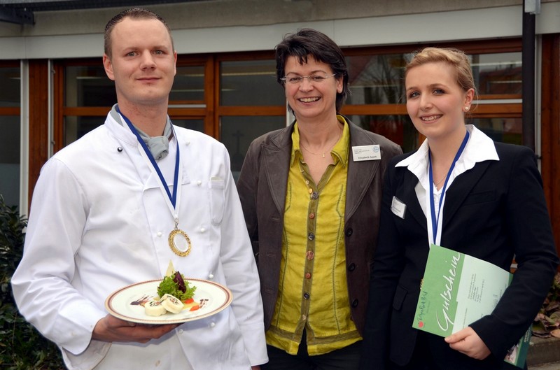 Über den Hauptgewinn, einen Aufenthalt im Rhön Park Hotel, freuen sich die Sieger der 1. Bad Kis-singer Stadtmeisterschaften Marcel Berckner (li) und Stefanie Schmidt (re). Initiatorin Elisabeth Spath (Mitte) gratulierte herzlich. Foto Peter Rauch